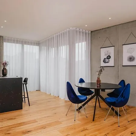 Luxury Apartment *